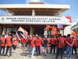 UNJUK RASA BURUH TOLAK OMNIBUS LAW